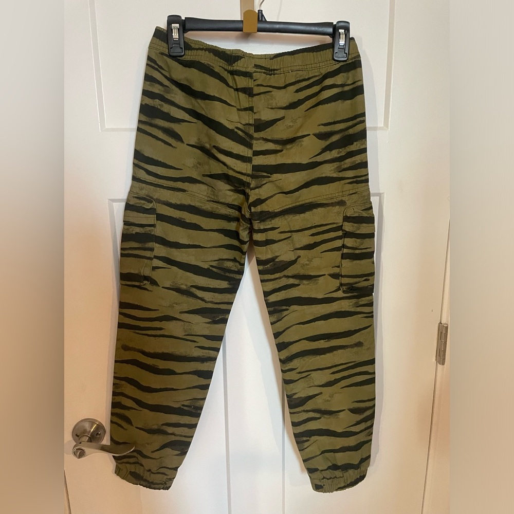 Forever 21 - kids, cargo, size 11/12. Only worn 2 times.